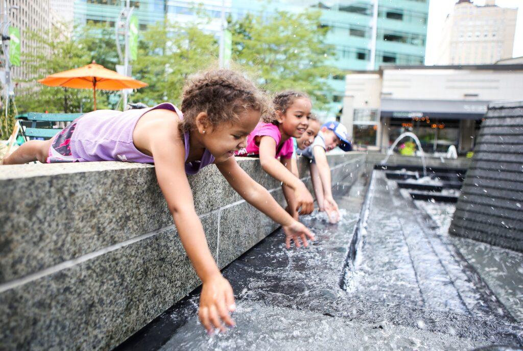 Kinder die mit Wasser Spielen.