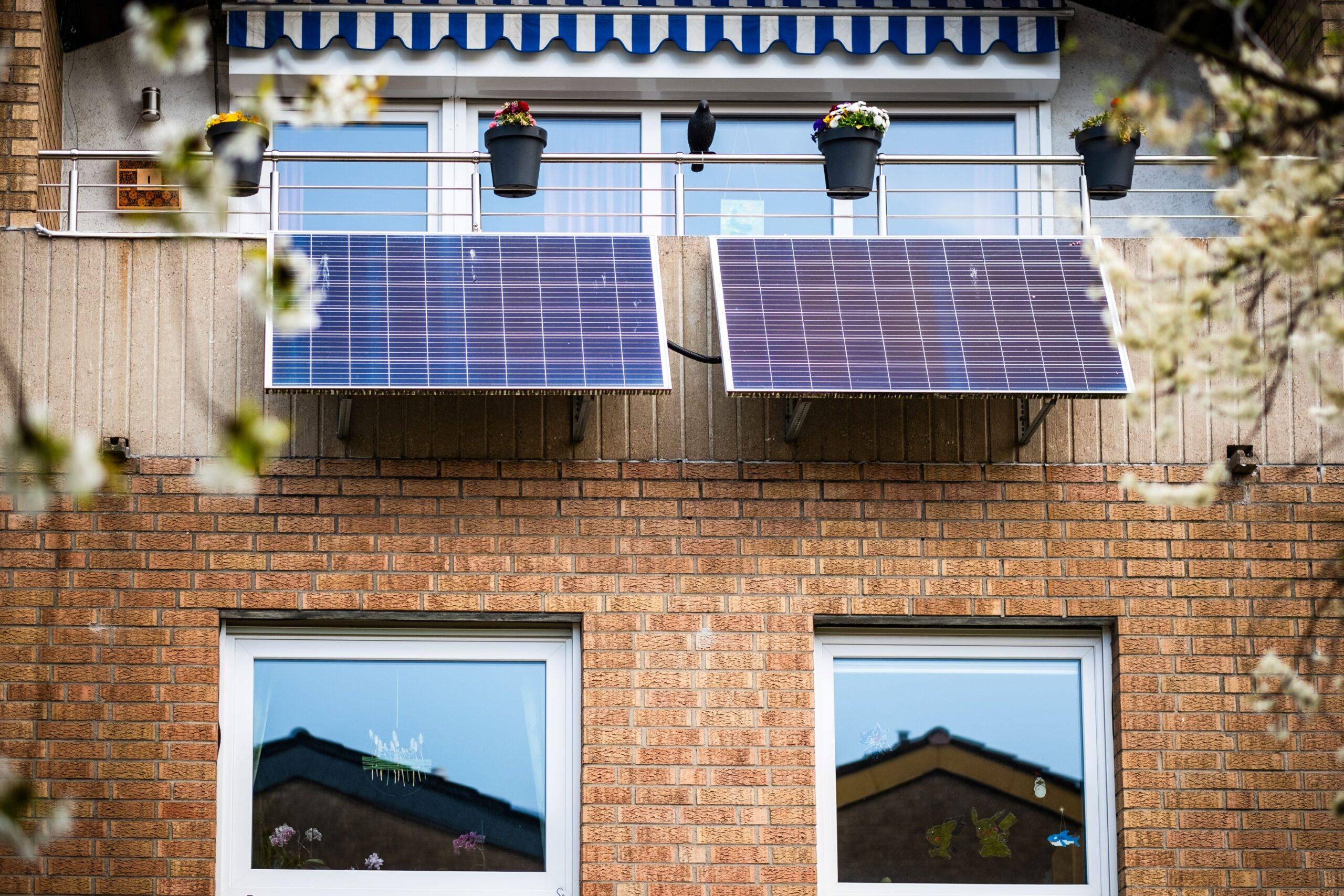 Eine Wohnung, welche eine Solaranalage an ihrem Balkon hängen hat