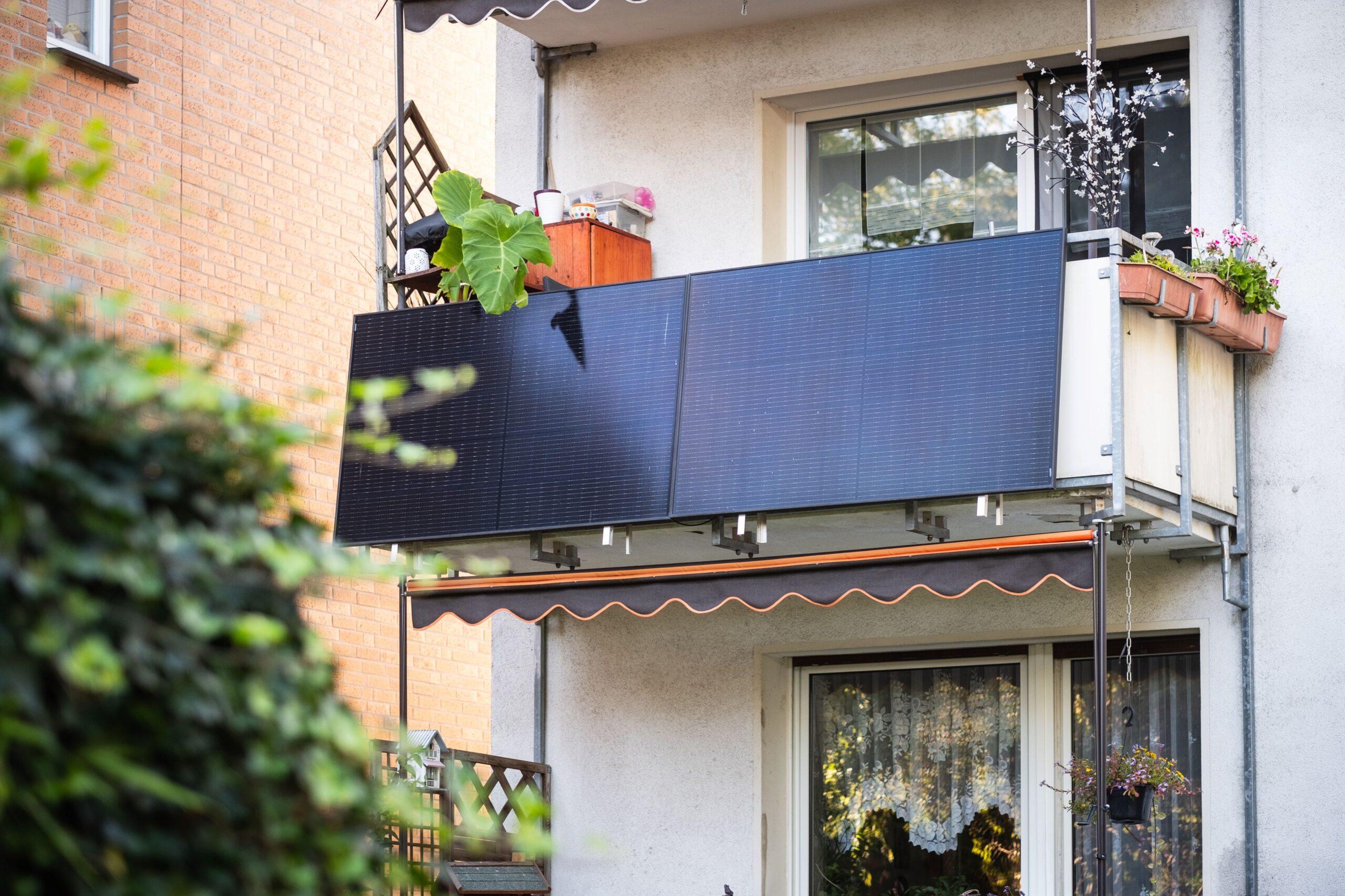 Eine Wohnung, an der eine Solaranlage an einem Balkon hängt