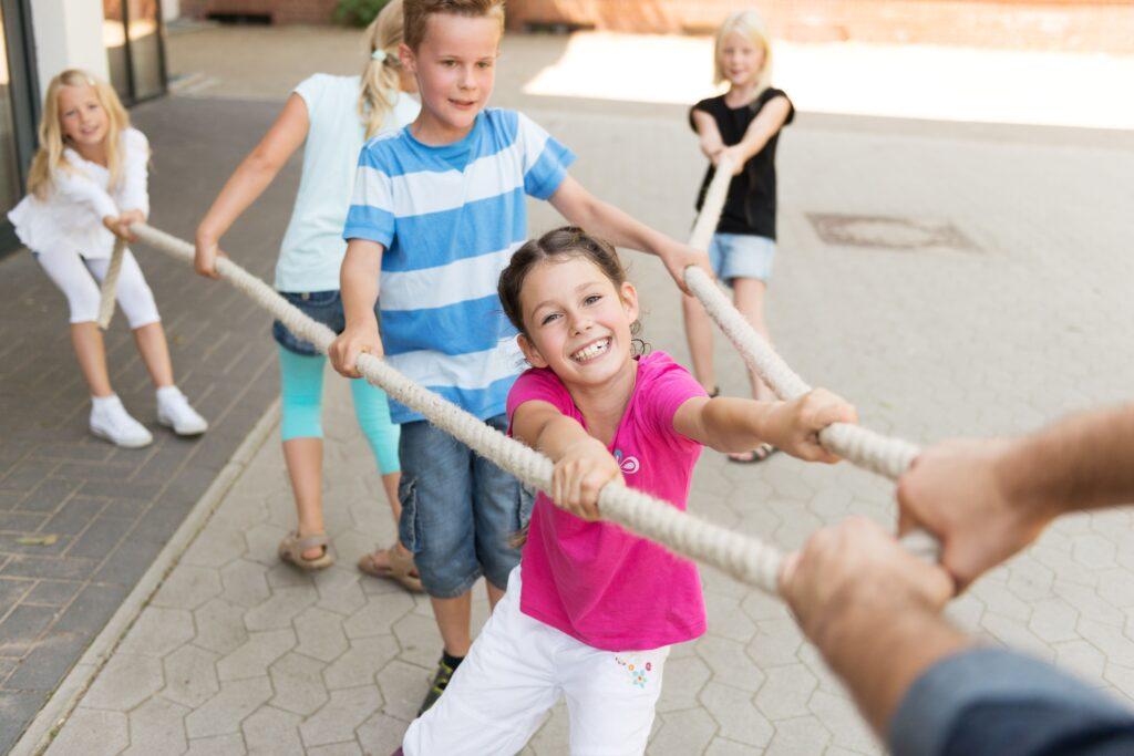 Kinder beim Tauziehen