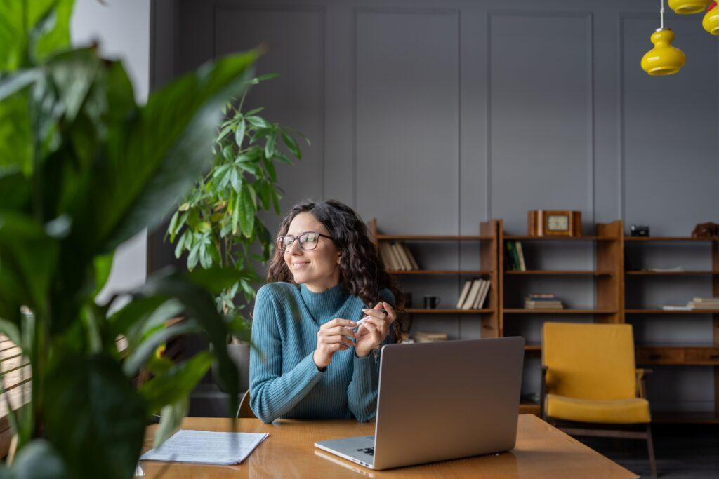 Eine Person arbeitet an einem Ort mit Pflanzen und Büchern