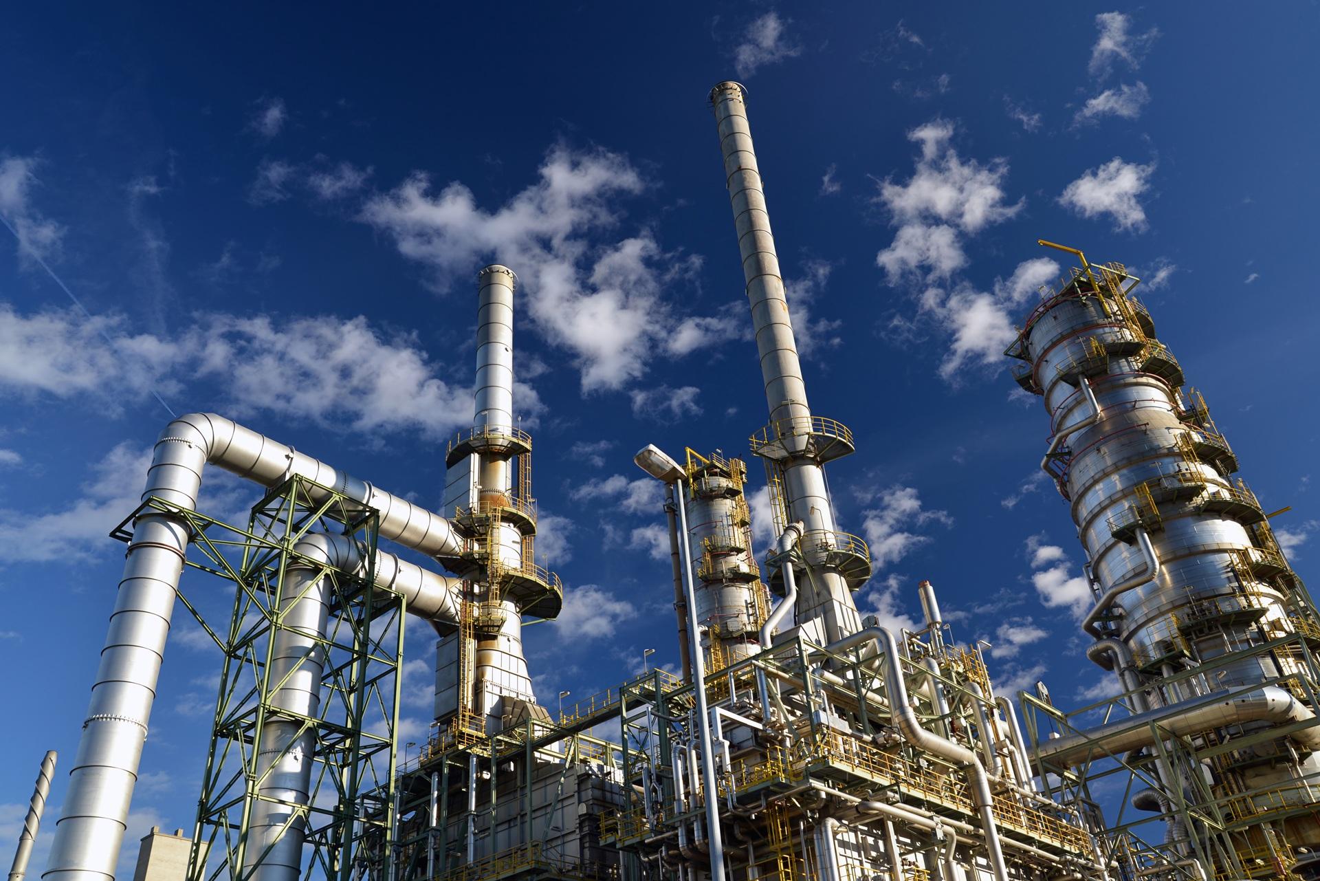 Chemieanlage mit großem Rohrleitungssystem | Chemieschläuche
