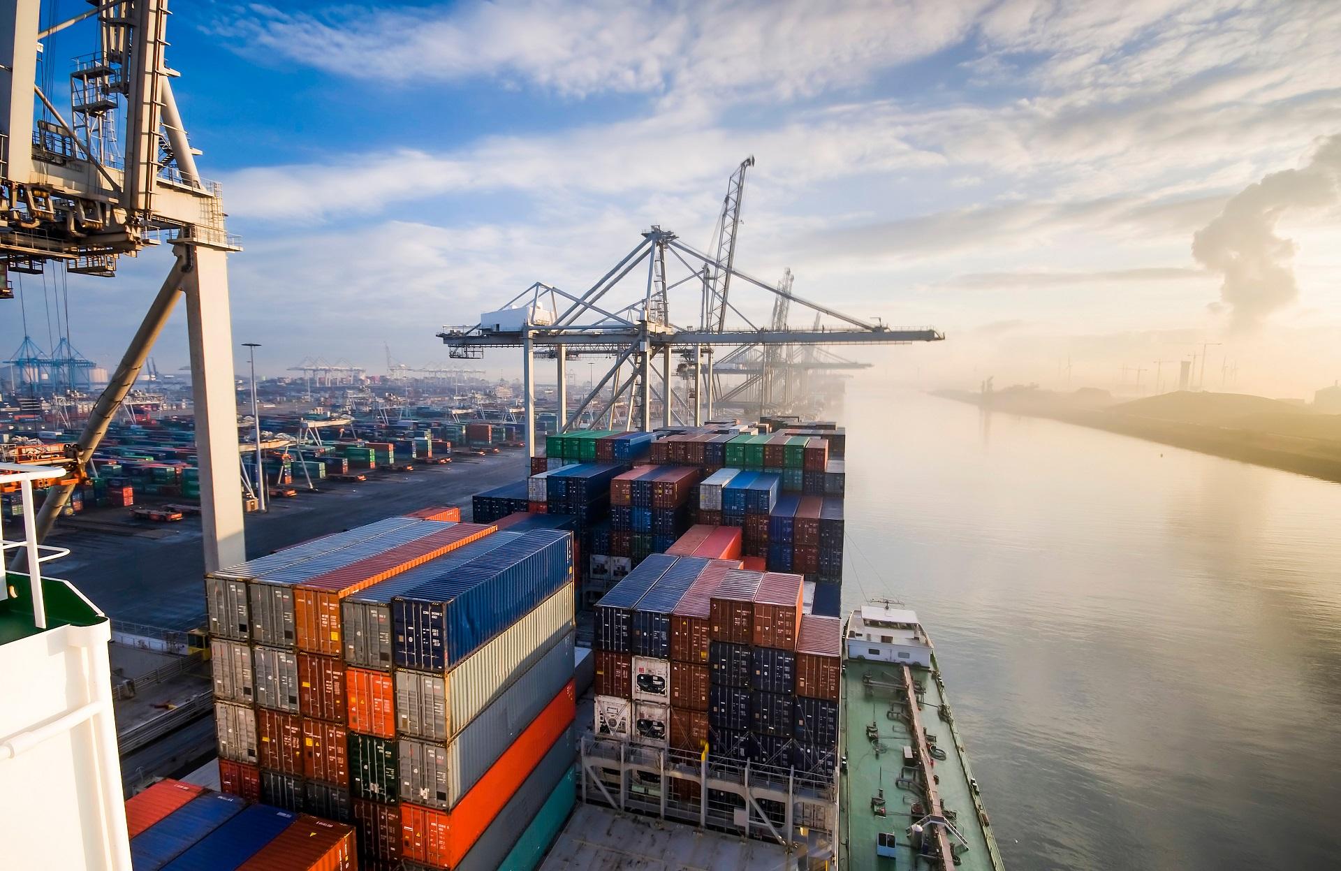 Containerschiff im Hafen | Digitalisierung Hafen