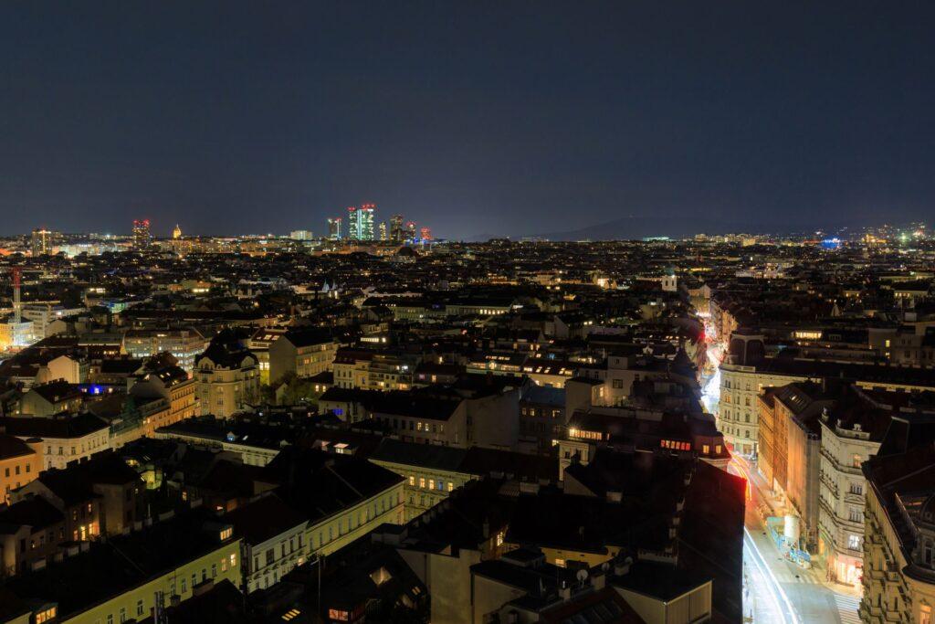 panorama der wiener innenstadt bei nacht mit lichtermeer und skyline