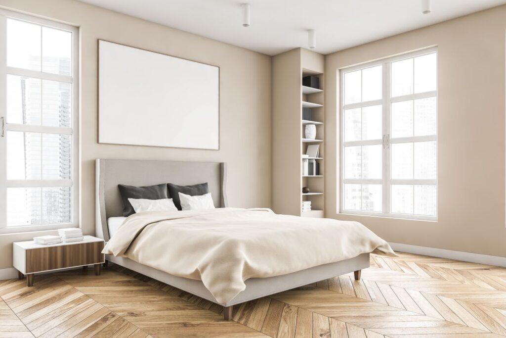 Helles Schlafzimmer mit minimalistischer Einrichtung und Alpaka Bettdecke auf dem Bett – bewusste Raumgestaltung in Naturtoenen