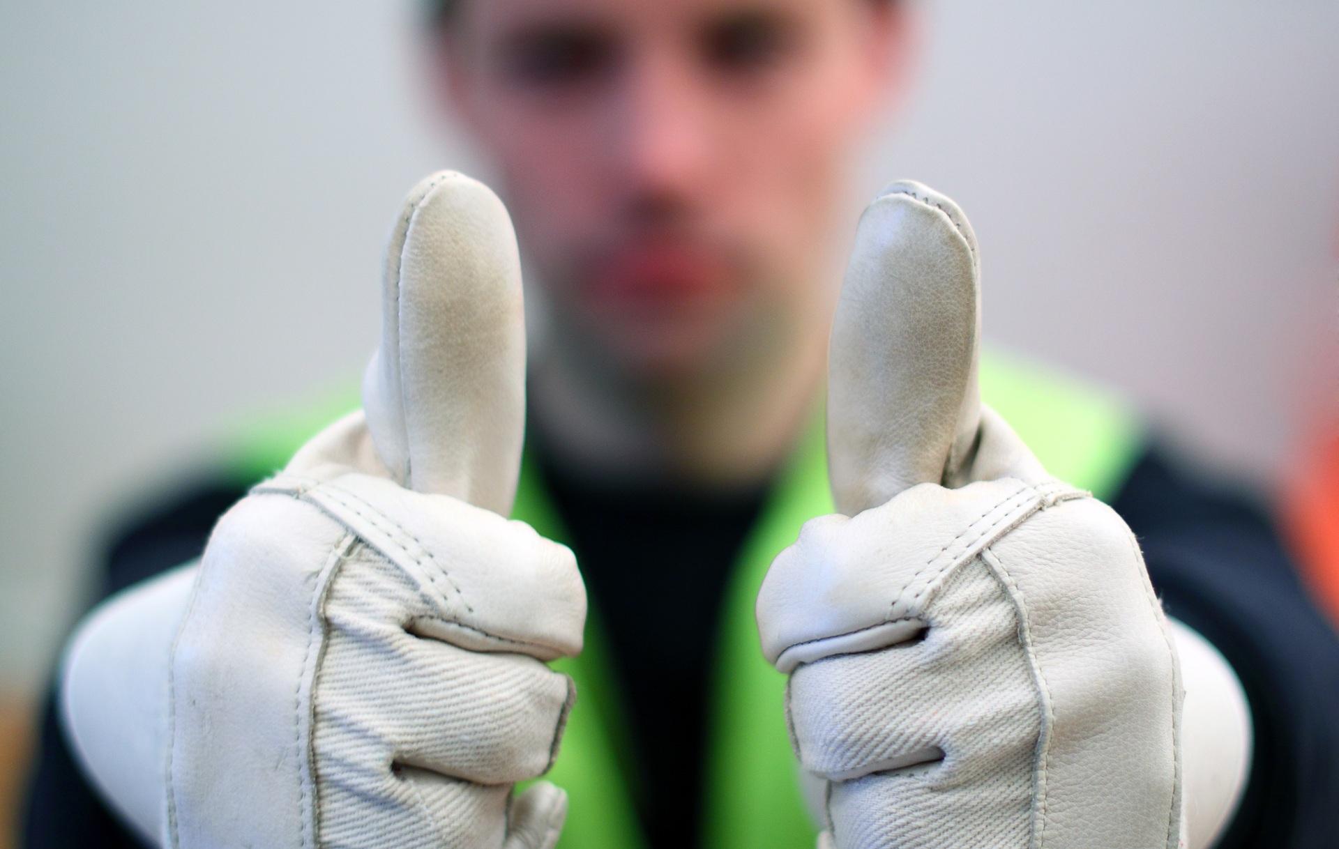 Arbeiter mit Handschuhen zeigt Daumen hoch | Arbeitsbühne mieten